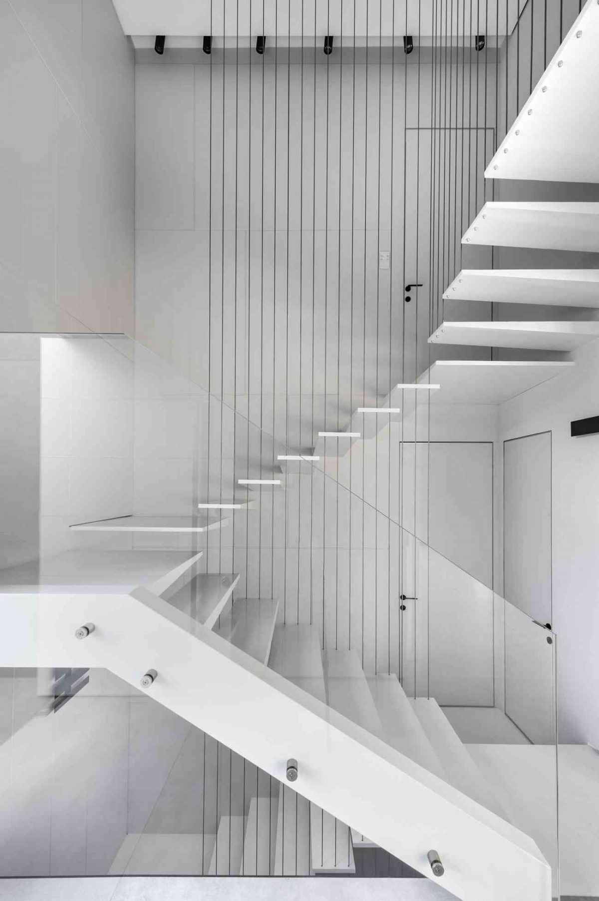Simoene Architects Ltd – Central Israel תאורה במרחב מדרגות הבית על ידי קמחי דורי
